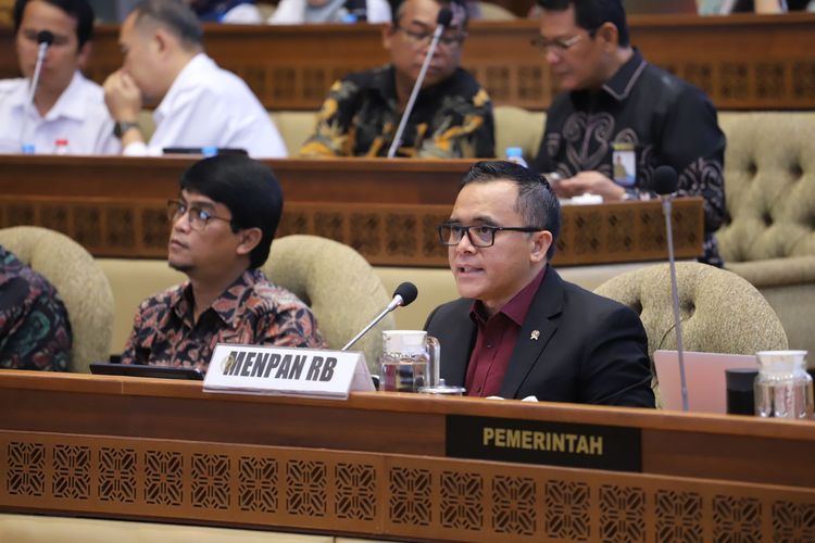 Menpan-RB Abdullah Azwar Anas saat mengikuti Rapat Kerja dengan Komisi II DPR RI di Kompleks DPR-MPR RI, Jakarta, Rabu (17/1/2024).