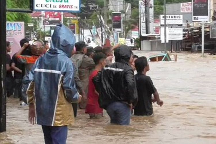 Puluhan rumah warga di Kota Mamuju, Sulawesi Barat, hanyut terseret banjir bandang, Kamis (22/3/2018). Sejumlah warga di beberapa titik lokasi baniir dilaporkan masih terperangkap banjir.