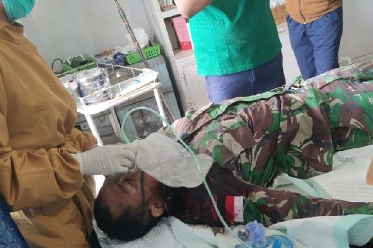 Anggota TNI terluka ditembak kelompok kriminal bersenjata di Bandara Aminggiru, Ilaga, Kabupaten Puncak, Papua, Sabtu (19/2/2022) pagi.