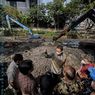Anies: Gerebek Lumpur Upaya Tingkatkan Daya Tampung Air di Kali