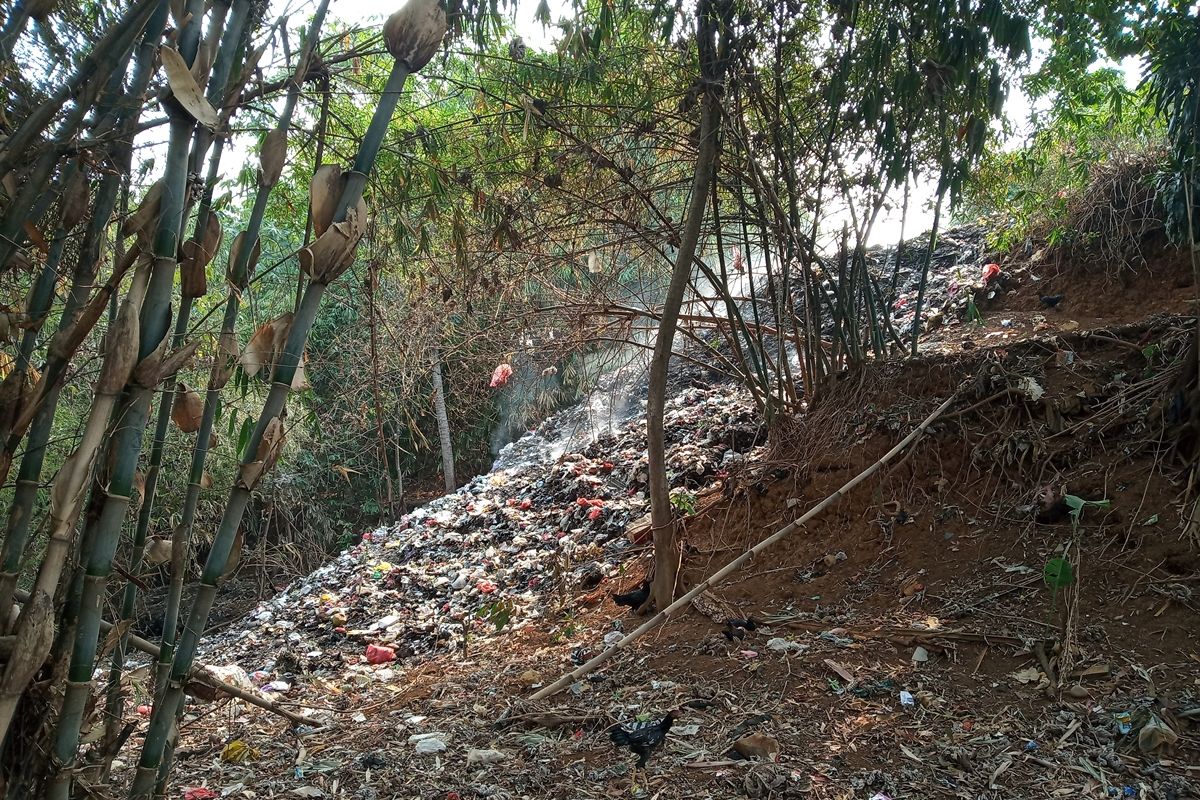 Sejumlah anak-anak berenang dan menemukan sampah plastik di bantaran Sungai Ciliwung yang tercemar gunung sampah yang ada di Kampung Kedunghalang Lebak, Desa Cilebut Timur, Kecamatan Sukaraja, Bogor, Jawa Barat, Rabu (25/9/2019).