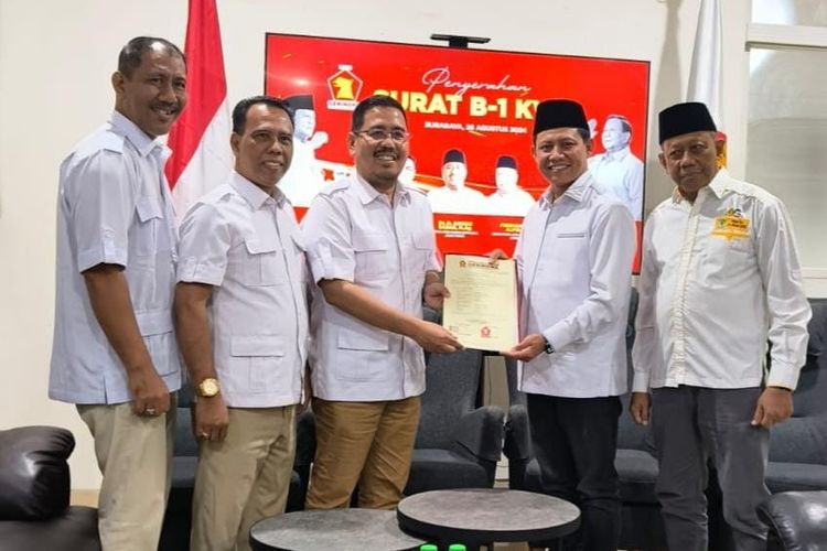 Pengurus DPC Partai Gerindra Kota Pasuruan mendampingi M. Nawawi menerima rekomendasi untuk maju sebagai bekal untuk maju di Pilkada Kota Pasuruan di Kantor DPW Partai Gerindra, Selasa (27/8/2024). 
