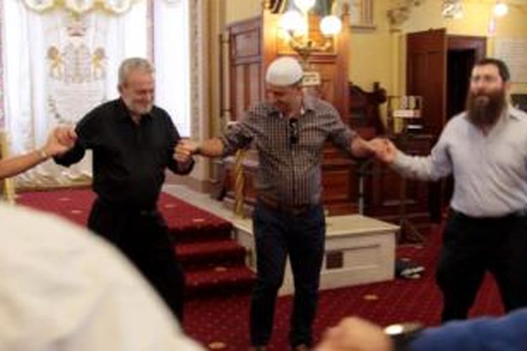 Pastor, imam, dan rabbi tampak menari bersama saat berada di dalam sinagog.