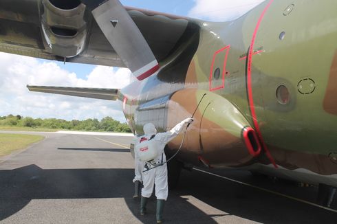 Pesawat Hercules Disemprot Disinfektan Sebelum Distribusikan Alkes ke Jakarta