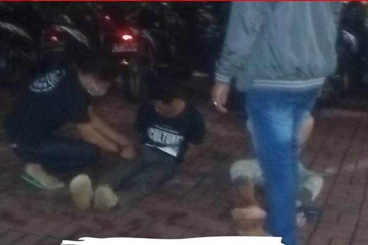 Tangkapan layar akun instagram @wargajakarta.id, sejumlah pengemudi ojeg online (ojol) menangkap dua pria pembawa senjata tajam (sajam) yang diduga merupakan pelaku begal pada Selasa (9/2/2021).