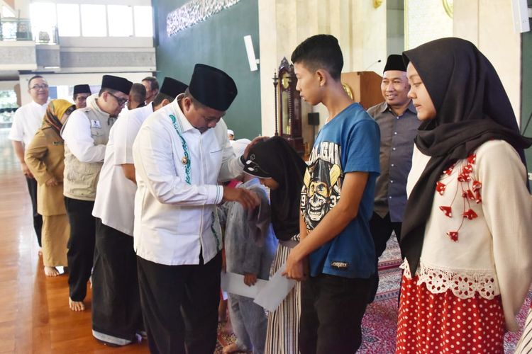 Wakil Gubernur Jawa Barat Uu Ruzhanul Ulum bersama Wakil Wali Kota Bandung Yana Mulyana saat Safari Ramadan di wilayah Kota Bandung, Selasa (7/5/2019).