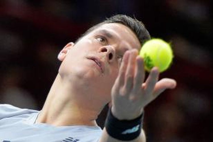 Petenis Kanada, Milos Raonic, melakukan servis saat menghadapi petenis Swiss, Roger Federer, pada perempat final Paris Masters, Jumat (31/10/2014). Raonic menang 7-6(5), 7-5.