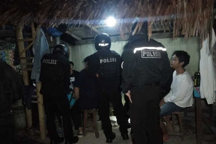 Tim Maung Galunggung Polresta Tasikmalaya menggerebek sekelompok remaja yang sedang pesta miras di warung kopi Komplek Olahraga Dadaha Kota Tasikmalaya, Minggu (6/5/2022) dini hari.