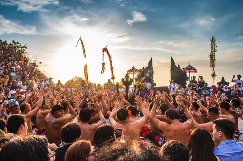 Tari Kecak: Gerakan, Pola Lantai, Properti, Iringan, dan Maknanya