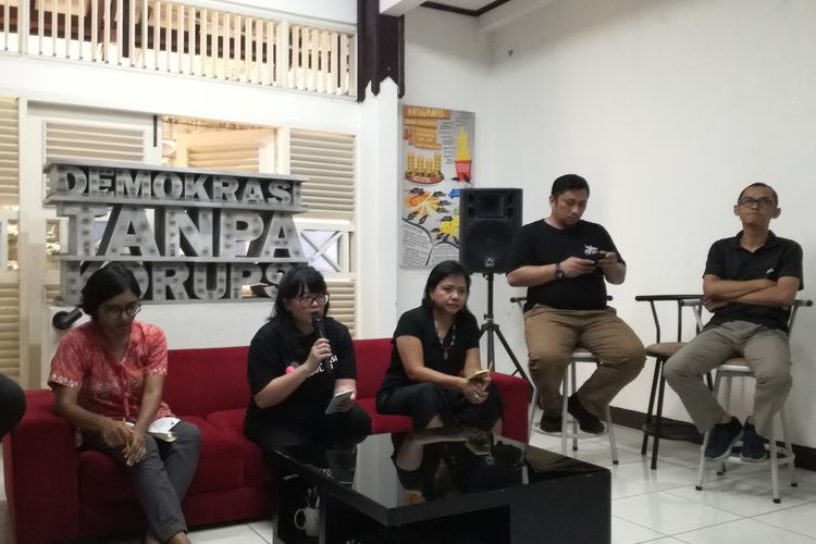 Peneliti Pusat Studi Hukum dan Kebijakan (PSHK) Indonesia Gita Putri Damayana (tengah memegang pengeras suara) dalam diskusi di kantor Indonesia Corruption Watch (ICW), Jakarta, Minggu (3/11/2019).