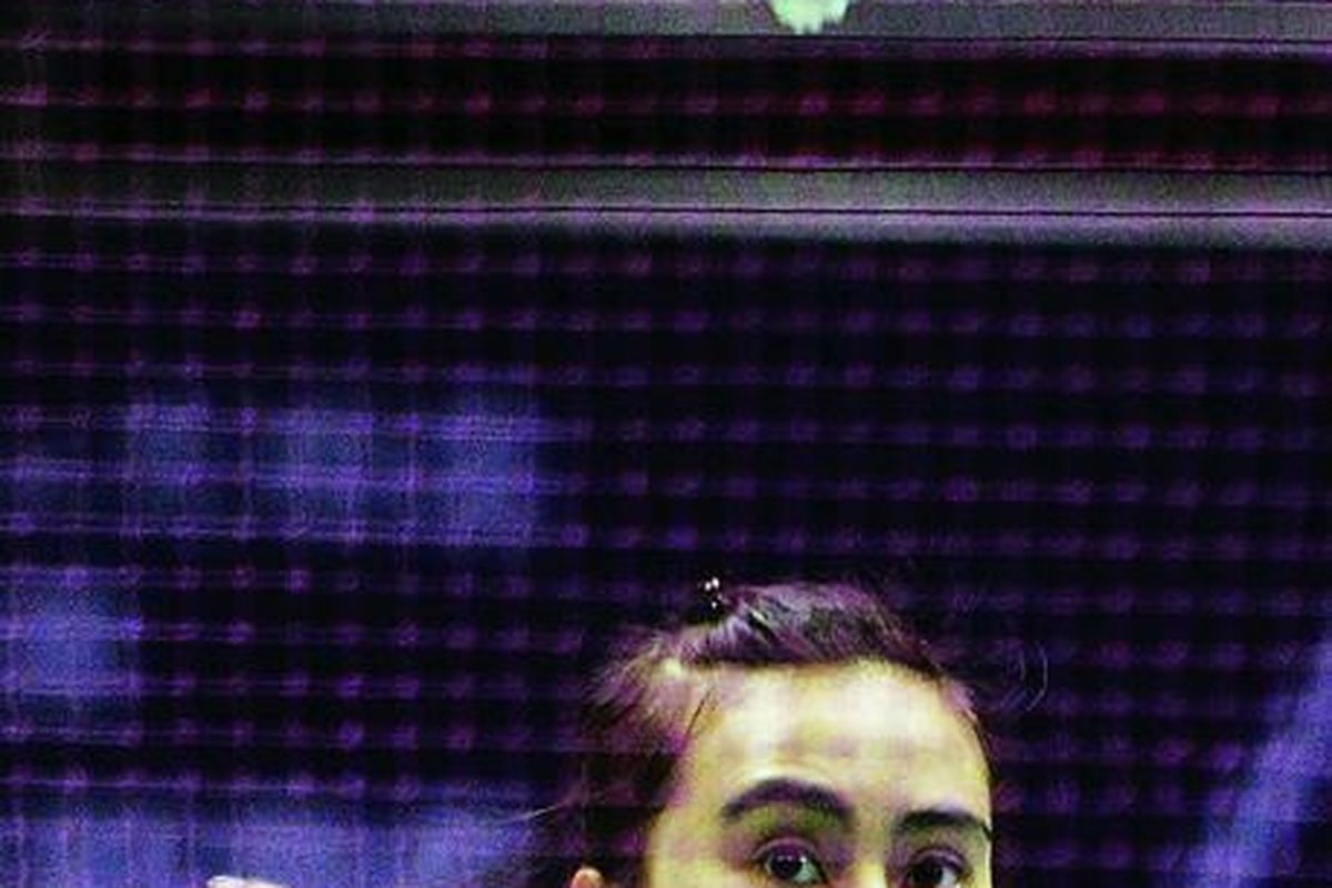 Pemain tunggal putri tim Uber Indonesia, Bellaetrix Manuputty, berusaha mengembalikan bola saat menghadapi Lekha Shehani dari Sri Lanka pada babak penyisihan Piala Uber zona Asia di Makau Forum, Makau, Senin (13/2). Pada debutnya di Piala Uber ini, Bellaetrix menyumbangkan poin untuk Indonesia yang meraih kemenangan total 5-0 atas Sri Lanka.