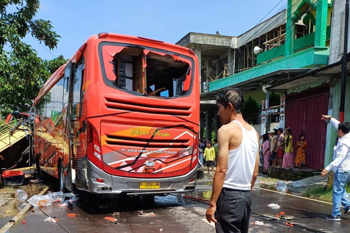 Bus Pariwisata alami kecelakaan hingga tabrak 3 rumah warga, truk, dan 2 sepeda motor di Malang, Rabu (20/3/2024).