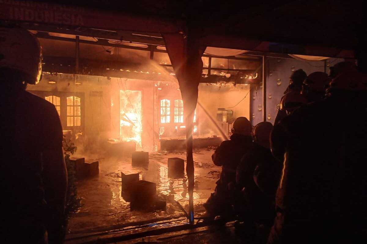 Petugas kebakaran tengah memadamkan api yang membakar rumah di Jalan Cintaasih, RT 02 RW 13, Kelurahan Cibangkong, Kecamatan Batununggal, Kota Bandung, Jawa Barat , Rabu (14/2/2024). Kebakaran yang disebabkan ledakan elpiji ini menyebabkan satu keluarga mengalami luka bakar, dan menewaskan seorang anak berusia 9 tahun setelah sehari mendapatkan perawatan.