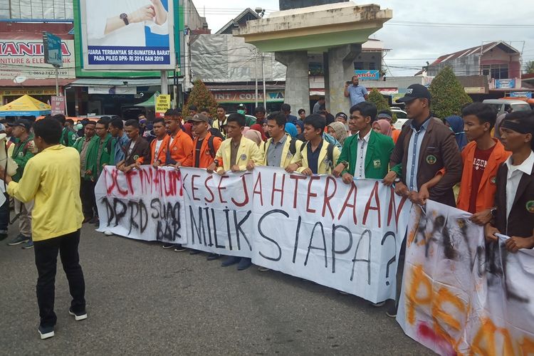 Sekitar 100 mahasiswa dari BEM dari berbagai universitas se-Sumatera Barat melakukan aksi demo pada pelantikan anggota DPRD Sumbar, Rabu (28/8/2019)