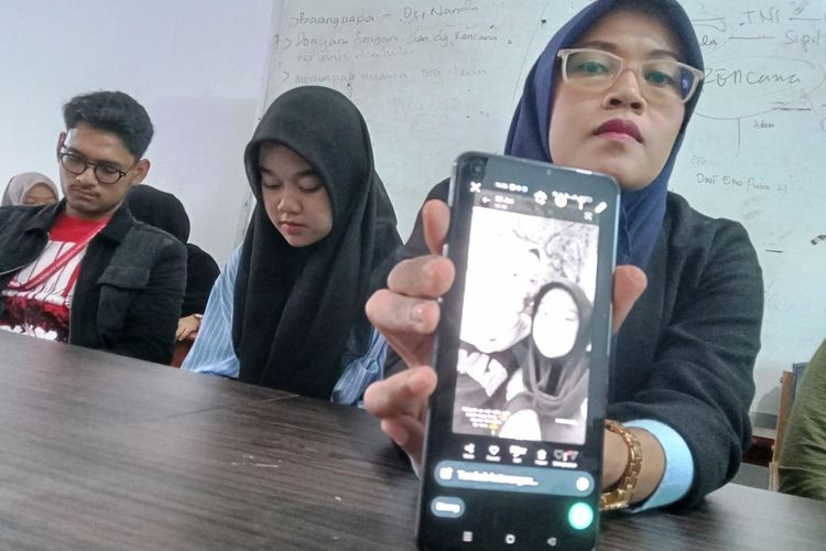 Bibi korban memerlihatkan foto Selvi Amalia Nuraini (19) dari balik ponselnya, Rabu (25/1/2023). Mahasiswa Cianjur, Jawa Barat, dalam foto itu menjadi korban tabrak lari hingga meninggal dunia.