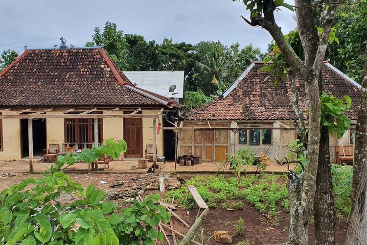 Warga terdampak angin kencang Memperbaiki rumahnya di Kalurahan Mulusan Kapanewon Paliyan Sabtu (12/3/2022)