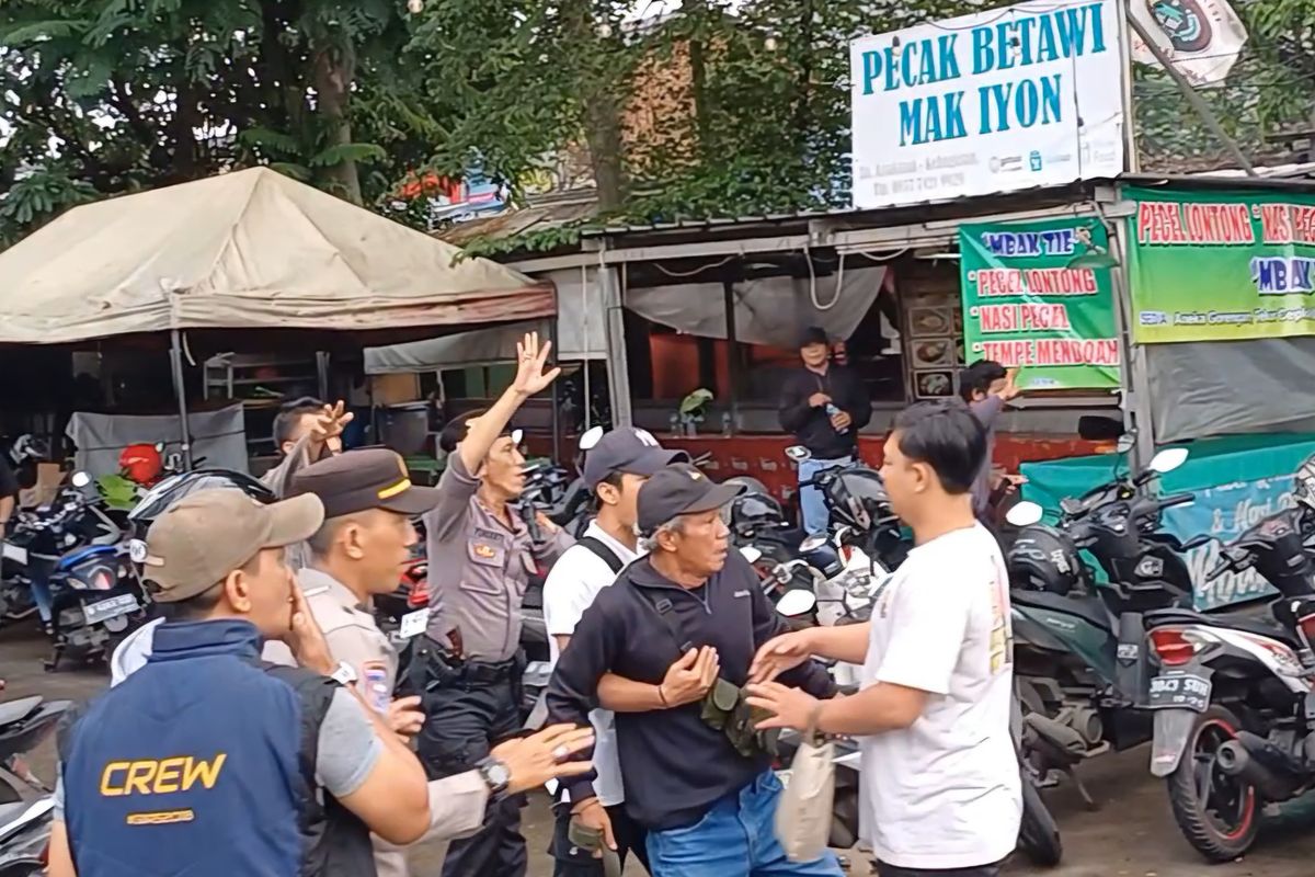 Upaya anggota Polsek Pasar Minggu untuk meredam emosi salah satu ormas yang terlibat bentrokan di kawasan Pasar Minggu, Jakarta Selatan, Selasa (18/6/2024).