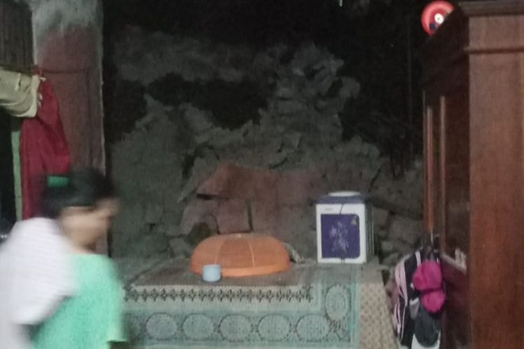Rumah di Kampung Citatah RT 04 RW 10, Desa Citatah, Kecamatan Cipatat, Kabupaten Bandung Barat (KBB), Jawa Barat, rusak terdampak gempa Garut, Sabtu (27/4/2024) malam.