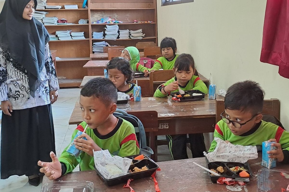 Uji coba makan siang gratis dilaksanakan di Sekolah Dasar Negeri (SDN) Tugu, Kecamatan Jebres, Kota Solo, Jawa Tengah (Jateng), pada Kamis (25/7/2024)// Seperti apa makan siang yang sehat untuk anak?