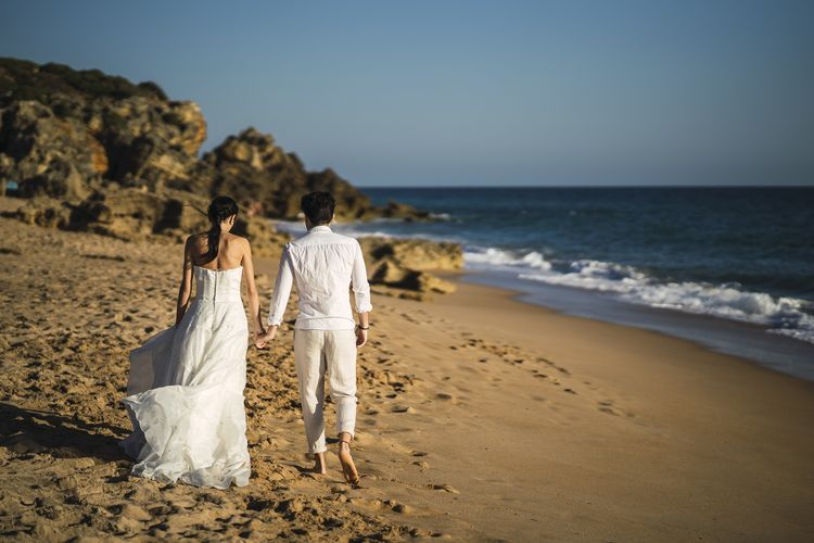 Ada banyak cara untuk merayakan hari jadi pernikahan. Salah satu aktivitas yang tak terlupakan adalah melakukan perjalanan bulan madu atau honeymoon romantis.