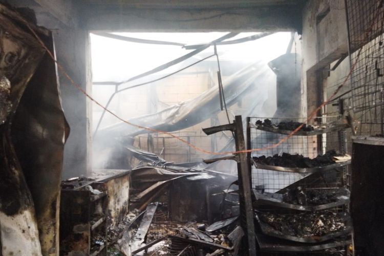 Kebakaran menghanguskan toko kelontong tiga lantai di Jalan Jati Raya RT 005 RW 003 Kelurahan Jati, Kecamatan Pulogadung, Jakarta Timur, Senin (31/1/2022).