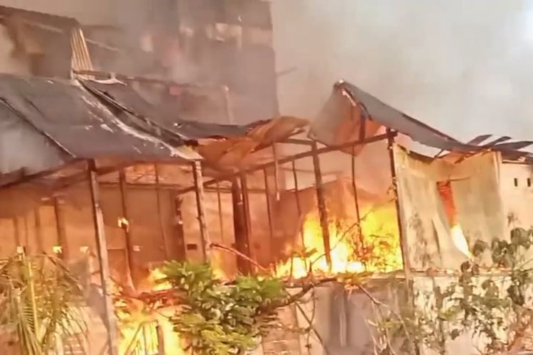 Tak Ada Sumber Air akibat Kemarau, Rumah dan Gedung Walet Dibiarkan Warga Terbakar