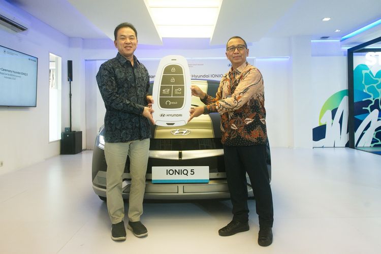Serah terima Hyundai IONIQ 5 kepada Sekretaris Kementerian Sekretariat Negara Republik Indonesia