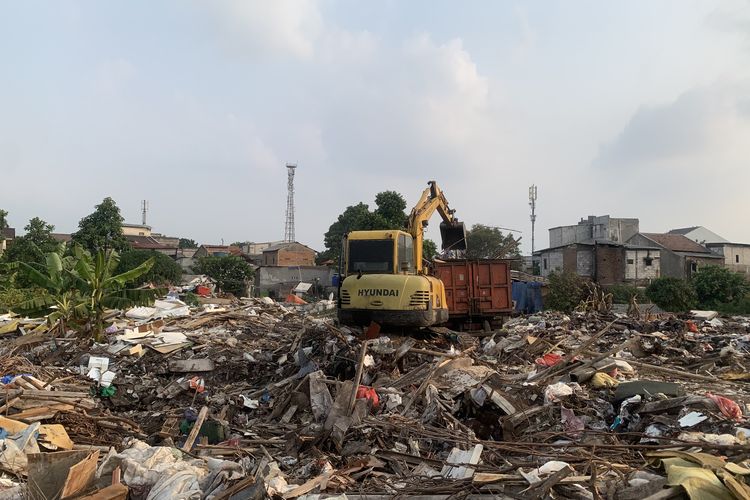 Penyebab Kebakaran TPA Kramat Jati Sulit Padam: Titik Api di Bawah Timbunan Sampah