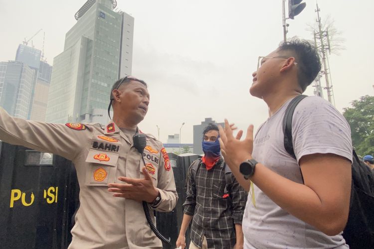 Massa Aksi Tertahan di Jalan Imam Bonjol, Rantis dan Barikade Polisi Disiagakan