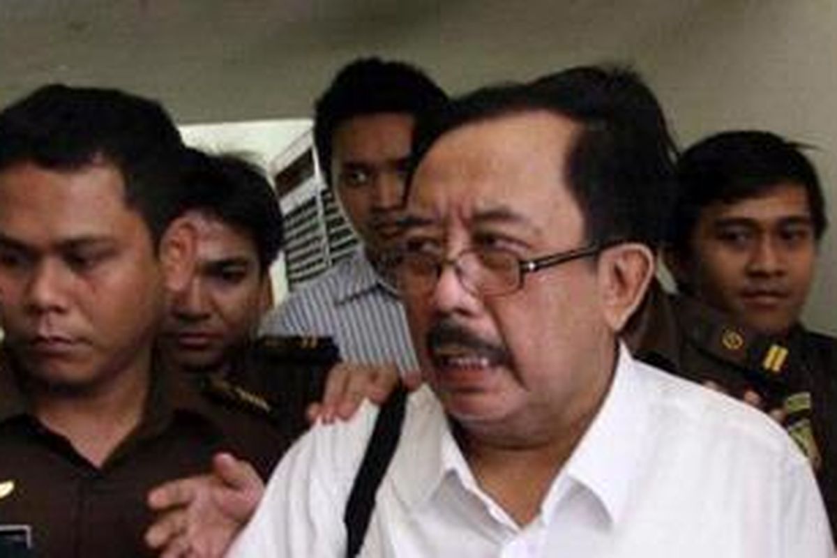 Mantan Kepala Kantor Pemeriksaan Jakarta VII Direktorat Jenderal Pajak, Baasyim Assifie (58) tengah dikawal saat memasuki ruang sidang untuk mendengarkan pembacaan tuntutan Jaksa Penuntut Umum di PN Jaksel, Senin (17/1/2011).
