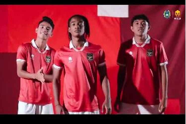 Jersey kandang terbaru timnas Indonesia dari apparel Mills. Jersey anyar tersebut terinspirasi dari seragam tanding skuad Garuda ketika meraih medali emas sepak bola SEA Games 1987 di Jakarta. (Sumber foto: Tangkapan layar Instagram Mills - Instagram/millssportid)