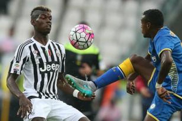 Gelandang Juventus, Paul Pogba (kiri), sedang berupaya merebut bola dari pemain Udinese, Edenilson (kanan), pada laga pembuka Serie-A di Stadion Juventus, Minggu (23/8/2015).