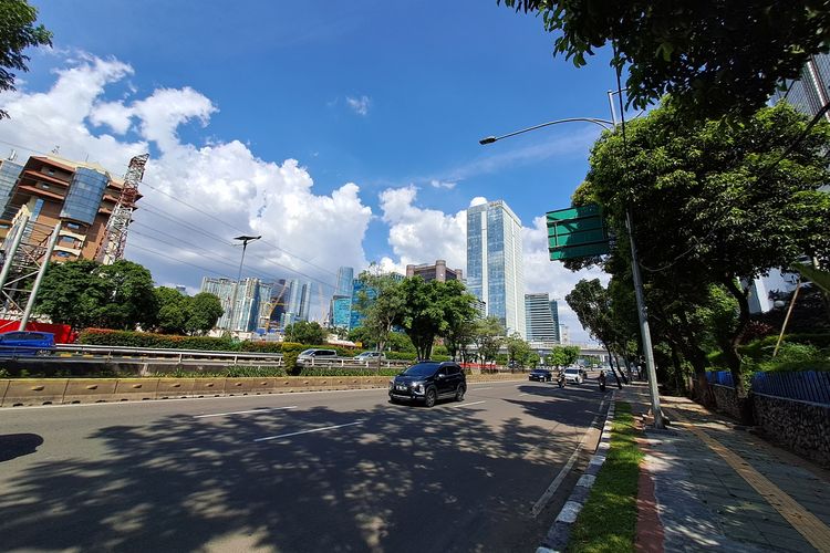 4. Hasil jepretan kamera ultra wide 8 MP (f/2.2) Galaxy A33 5G. Meski objeknya sama seperti foto sebelumnya, angle yang dcakup oleh kamera ini lebih luas, bahkan paling luas dibanding kamera lainnya pada Galaxy A33 5G. 

Soal hasilnya, setiap detail gambar cukup dapat ditangkap dengan baik, meskipun noisenya terlihat ketika gambar diperbesar. Sebab objek yang menjadi fokus gambar berada di kejauhan. Mari kita bandingkan dengan hasil foto dengan fokus pada objek berjarak cukup dekat yaitu bunga artifisial pada foto selanjutnya.