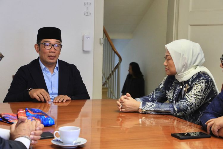 Menteri Ketenagakerjaan (Menaker) Ida Fauziyah bertemu Gubernur Jawa Barat, Ridwan Kamil di KBRI Bern, Swiss, Jumat (10/6/2022).