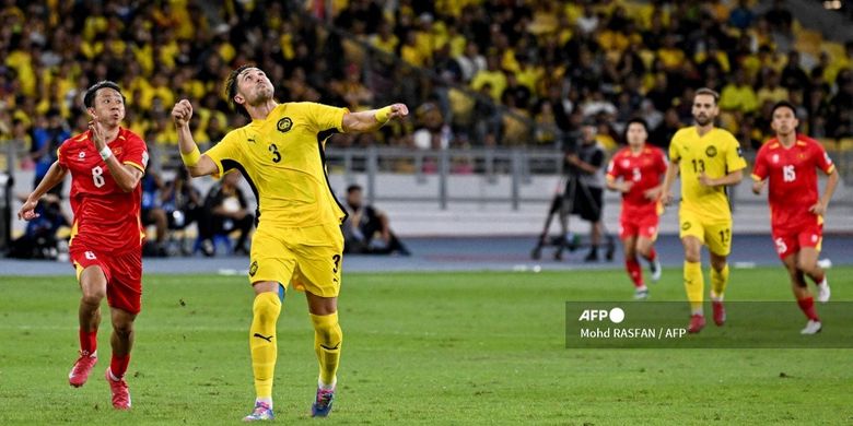 Pemain Timnas Malaysia, Facundo Tomas Garces, menjadi salah satu pemain naturalisasi bermasalah yang turun dalam laga Malaysia vs Vietnam di putaran ketiga Kualifikasi Piala Asia 2027 pada 10 Juni 2025.(Photo by Mohd RASFAN / AFP)