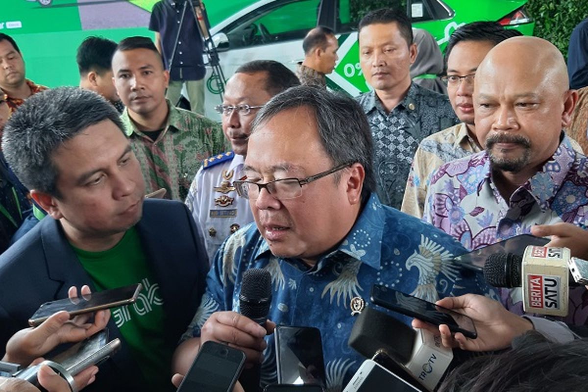 Menteri Riset dan Teknologi (Menristek) Bambang Brodjonegoro usai menghadiri acara Roadmap Ekosistem Kendaraan Listrik yang diselenggarakan Grab di Gedung Kementerian Koordinator bidang Kemaritiman dan Investasi, Jumat (13/12/2019).