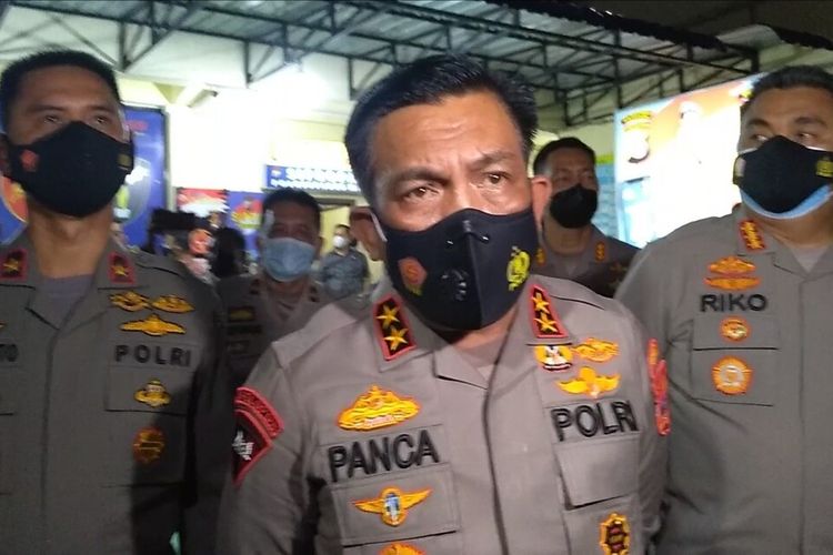 Kapolda Sumut, Irjen Pol RZ Panca Putra Simanjuntak didampingi Wakapolda Sumut, Brigjen Pol Dadang Hartanto dan Kapolrestabes Medan, Kombes Pol Riko Sunarko di Mapolrestabes Medan menjelaskan tentang kasus pemerasan yang dilakukan oknum polisi Bripka P kepada warga dengan modus hendak menilang pengendara sepeda motor di Jalan dr. Mansyur Medan pada Kamis (11/11/2021) sore. Bripka P sempat diamuk massa yang geram.