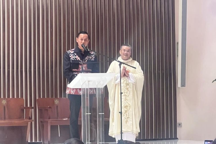 Dapat Anak Ayam Usai Misa di Gereja Kalvari, AHY: Ini Simbol Harapan 