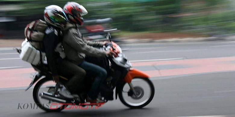 Pemudik dengan menggunakan sepeda motor melintas menuju Jalan Kali Malang, Jakarta Timur, Senin (6/9/2010). Mudik dengan alat transportasi ini masih digunakan warga karena murah. KOMPAS/WISNU WIDIANTORO 