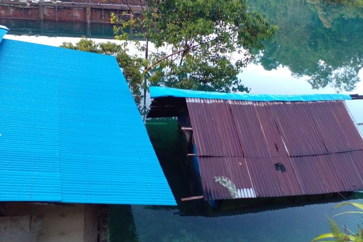 Kondisi Rumah warga diterjang banjir setinggi atap rumah