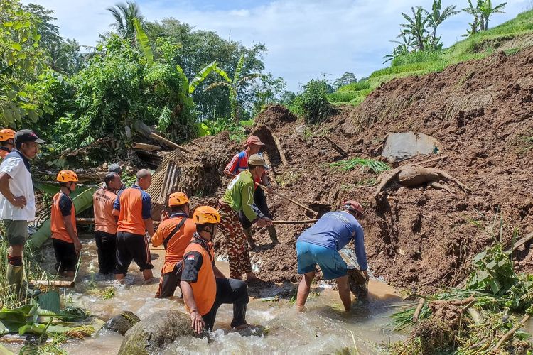 Petugas melakukan evakuasi pembersihan material sisa tanah longsor di Desa Jatiluwih, Kecamatan Penebel, Kabupaten Tabanan, Provinsi Bali.