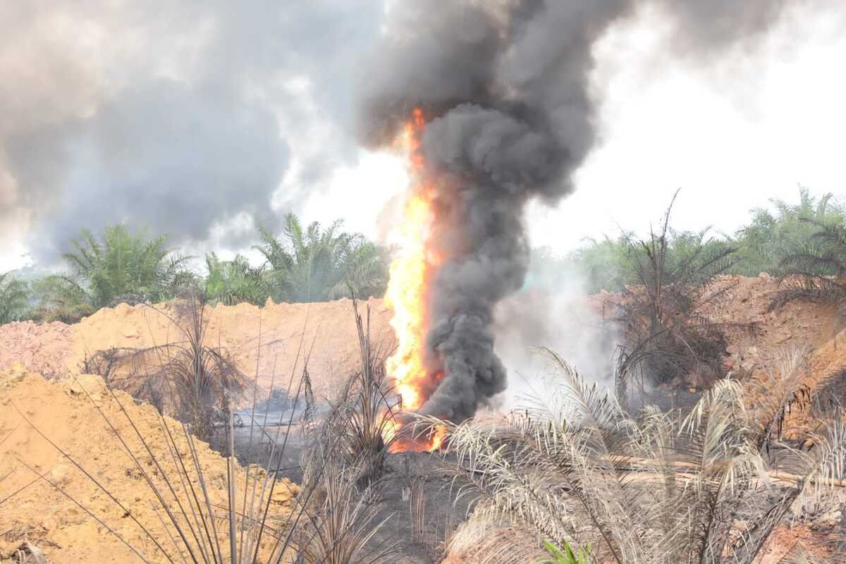 Sumur minyak ilegal terbakar di Desa Tanjung Dalam, Kecamatan Keluang, Selasa (18/10/2022).