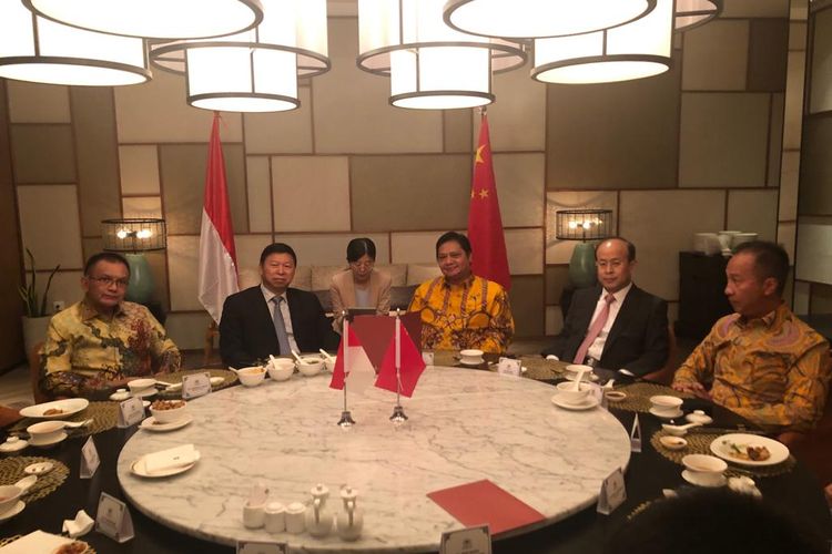 Ketua Umum Partai Golkar Airlangga Hartarto bertemu dengan Kepala Polit Biro Hubungan Internasional PKC (Head of International Department Communist Party of China) Song Tao di Restaurant Jia Hotel Shangri-La, Jakarta, Sabtu (21/9/2019)