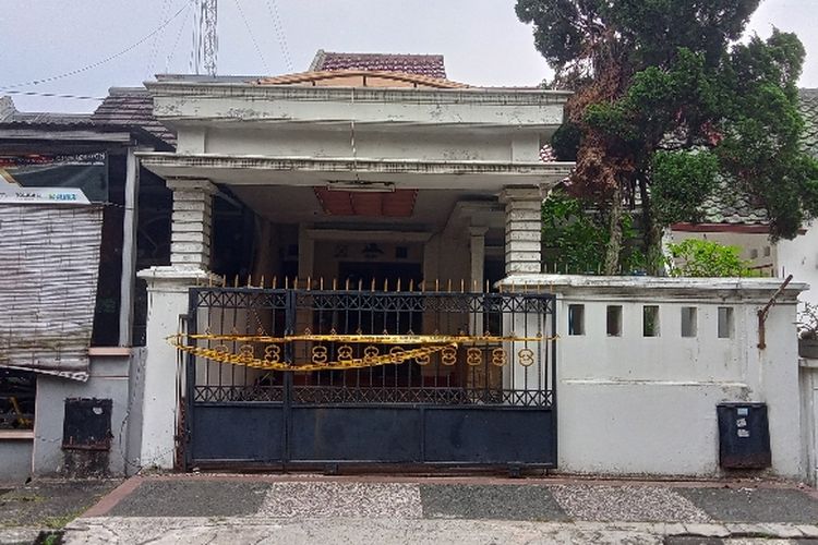 Sebuah rumah di Vila Dago Pamulang digerebek polisi pada Senin (26/9/2022) karena diduga menjadi tempat praktik tindak pidana perdagangan orang (TPPO). Pantauan kompas.com di lokasi pada Rabu (28/9/2022) rumah tersebut sudah dipasangi garis polisi