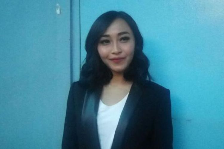 Rinni Wulandari diabadikan usai menjadi bintang tamu dalam program bincang-bincang di studio TransTV, Mampang, Jakarta Selatan, Kamis (16/2/2017).