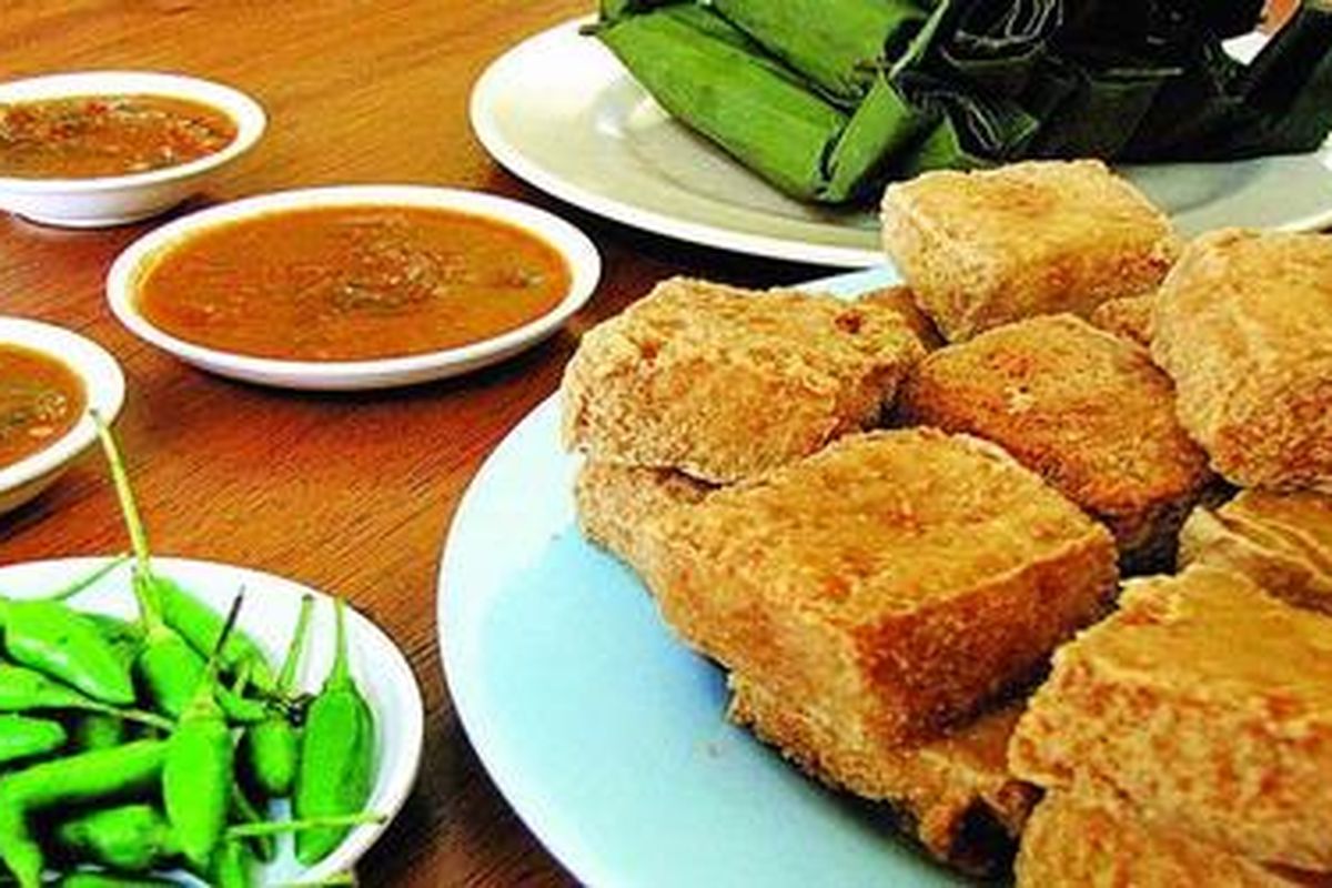 Tahu yang baru selesai digoreng dan disajikan panas-panas.