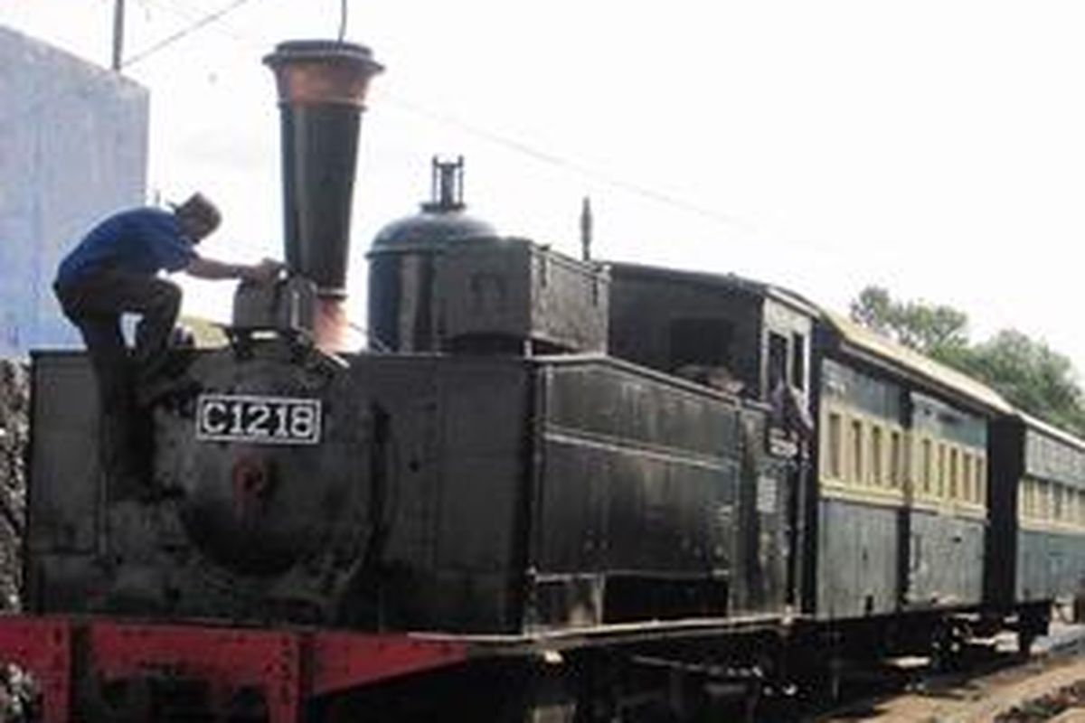 Inilah kereta wisata Solo yang menggunakan lokomotif uap C1218. Lokomotif yang dipinjam dari Museum Ambarawa ini bikinan Maschinenbau Chemnitz (Richard Hartmann) Jerman tahun 1896.