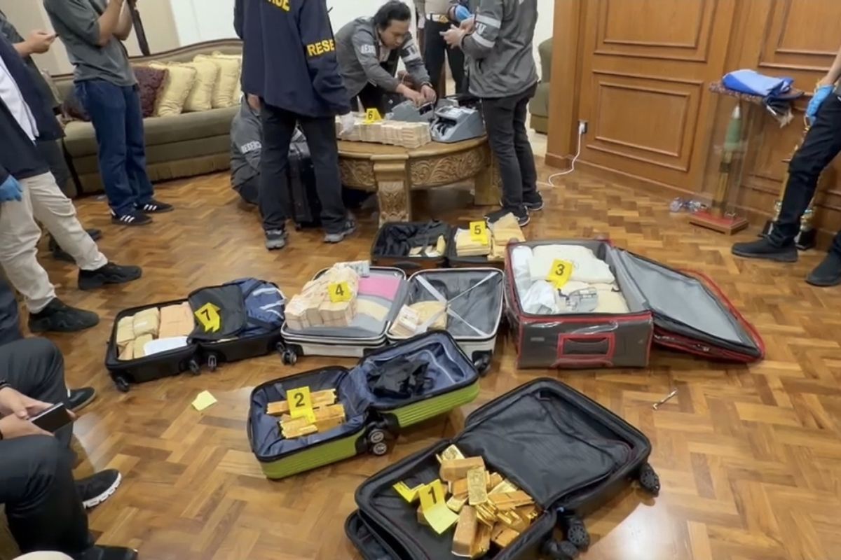 Penampakan 74 Kg Emas Batangan hingga Tumpukan Dollar, Hasil Penggeledahan Rumah Mewah di Sentul