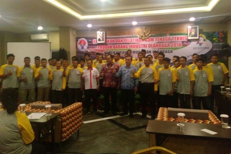 Kemenpora gelar Pendidikan dan Pelatihan SDM Tenaga Teknis Produk Barang Industri Olahraga (Pembuatan Bola). 