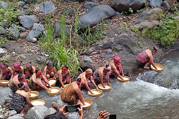 Ritual Besoq Meniq, atau cuci beras di sungai.